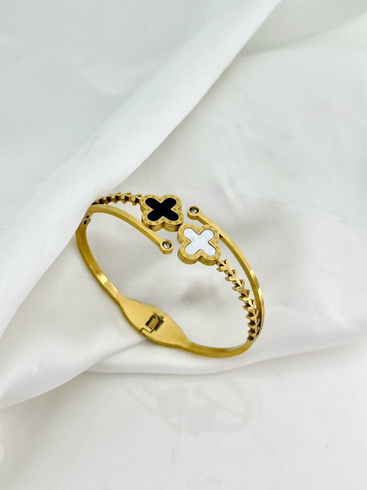 Clover Leaf Handcuff - Adjustable